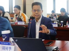 正正在不竭模仿甚至沉塑人类